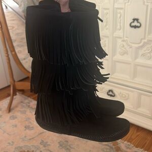 Minnetonka black fringe boots suede